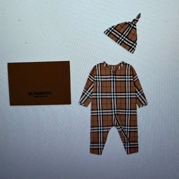 Burberry, babies two-piece archive beige check print gift set size 12 m, NWT - Picture 1 of 7